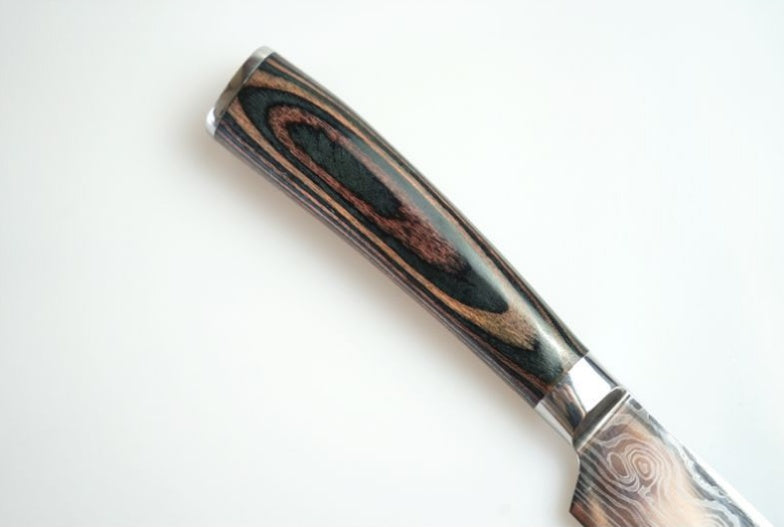 Set de cuchillos profesionales estilo Damasco con mangos de madera premium, ideal para cocina en casa y chefs expertos.