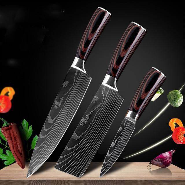 Set de cuchillos profesionales estilo Damasco con mango de madera premium, ideal para cocina de alta calidad.