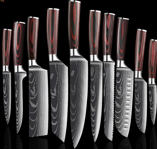 Set de cuchillos profesionales estilo Damasco con mangos de madera premium, perfectos para cocina de alta calidad.