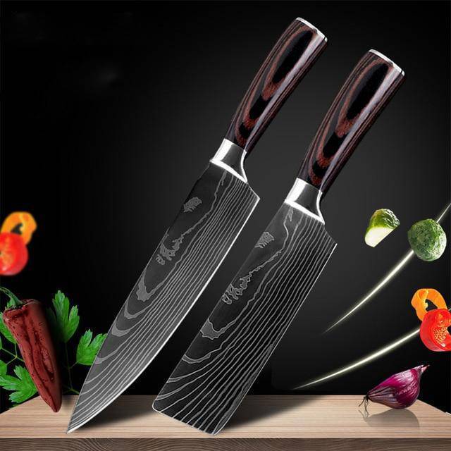Set de cuchillos profesionales estilo Damasco con mangos de madera premium, ideal para precisión en la cocina.