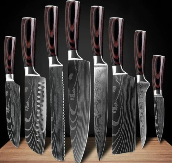Set de cuchillos profesionales estilo Damasco con mangos de madera premium, ideal para cocina por su filo y diseño elegante.