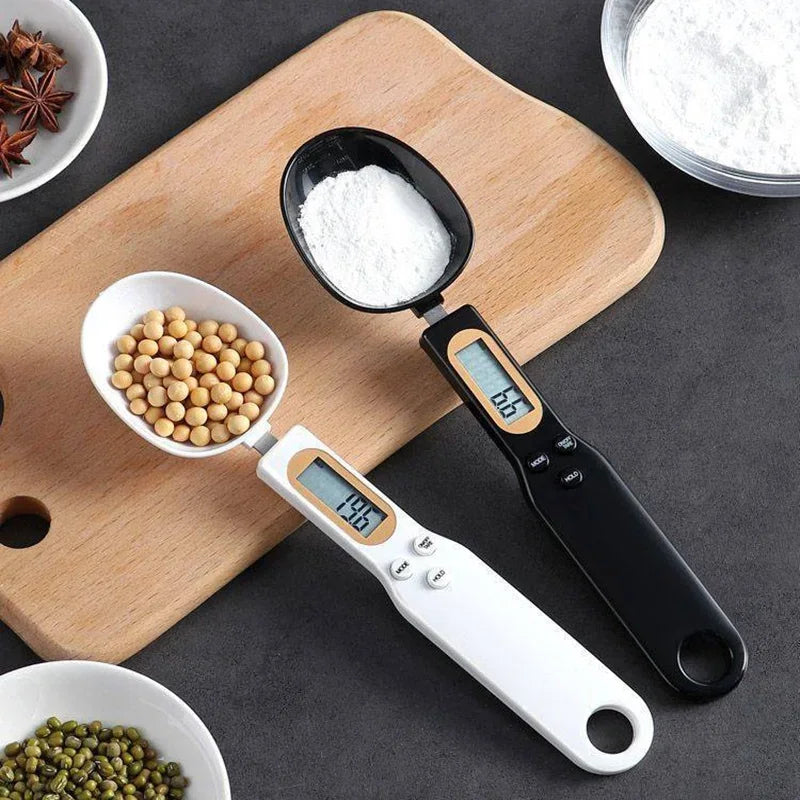 Digital 500g precision kitchen scale with LCD display from WinniHouse, featuring a measuring spoon and 0.5g accuracy.