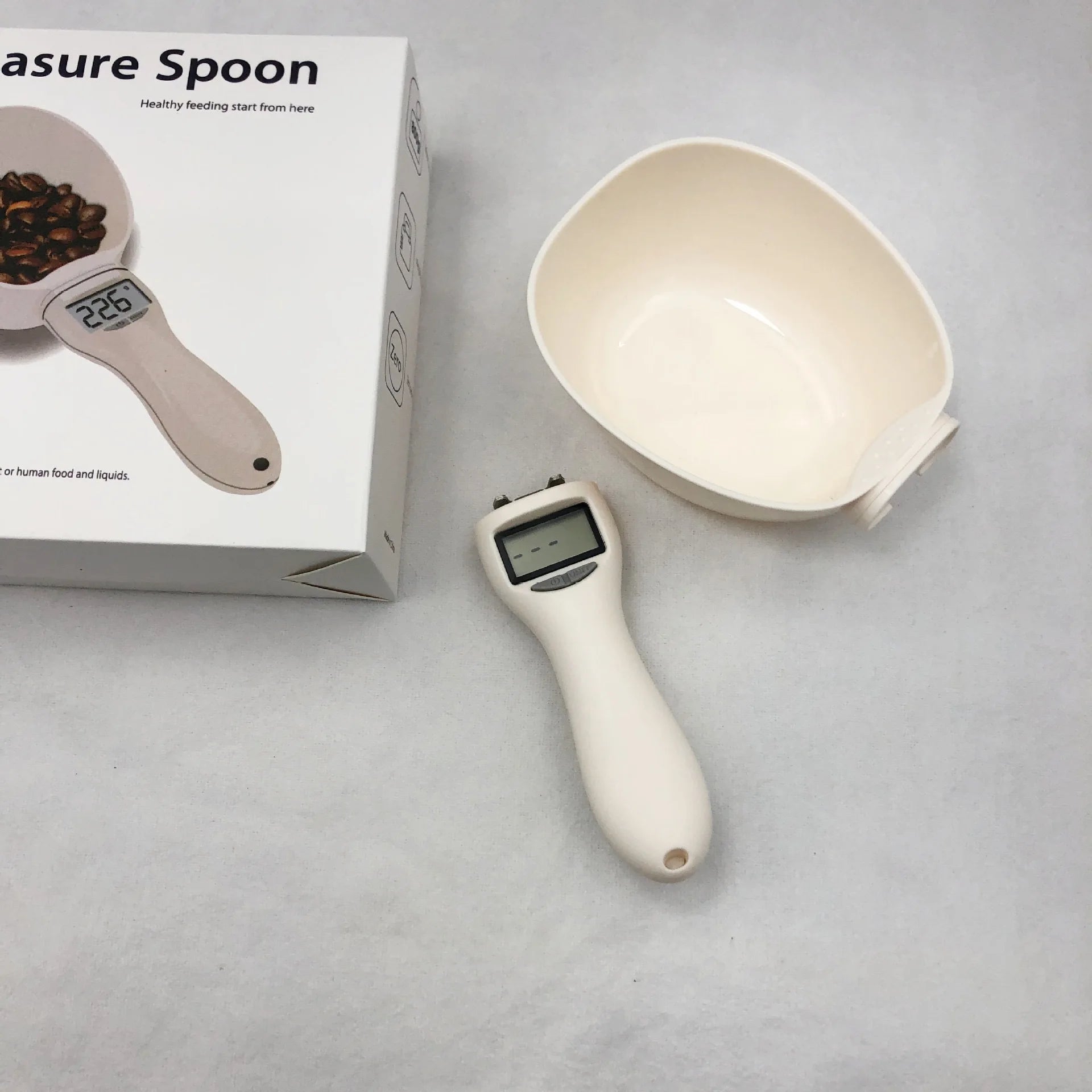 Digital food measuring spoon by WinniShop, ideal for weighing pet and human food, including flour, with precise digital scale.