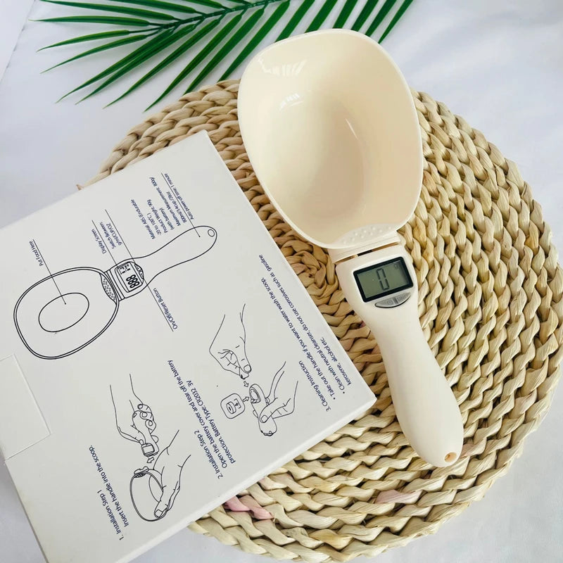 Digital food measuring spoon by WinniShop, includes a scale for measuring pet food, flour, and kitchen ingredients accurately.