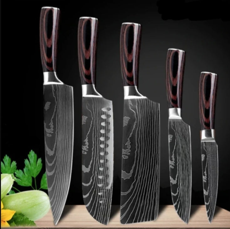 Set de cuchillos profesionales estilo Damasco con mangos de madera premium, ideal para cocina gourmet y precisión en corte.