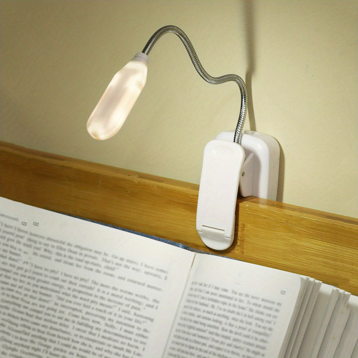 WinniHouse LED desk lamp with adjustable arm and clip, battery-powered with push button for modern reading and workspace lighting.