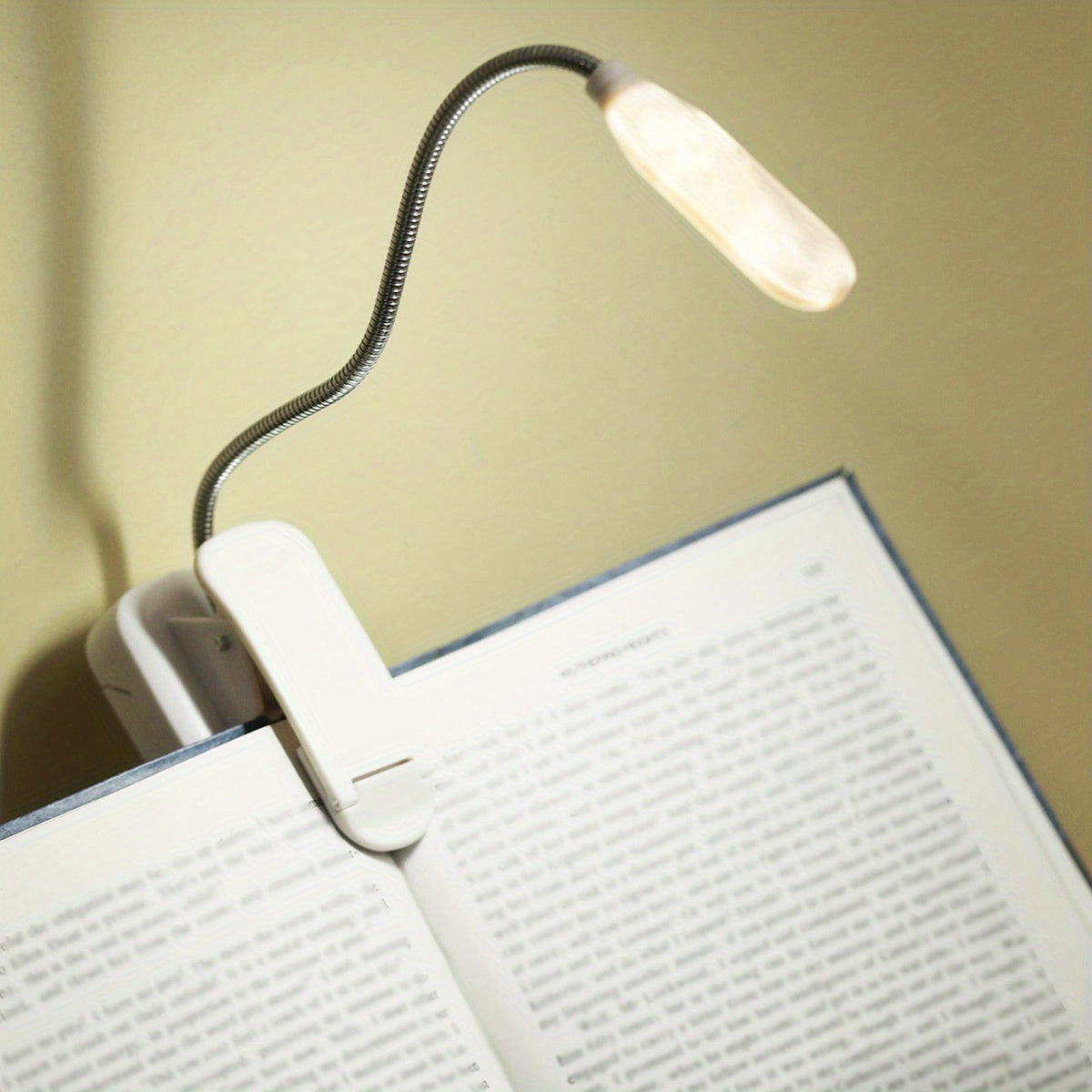 WinniHouse LED desk lamp with adjustable arm and clip, battery-powered, modern design ideal for reading and workspace lighting.