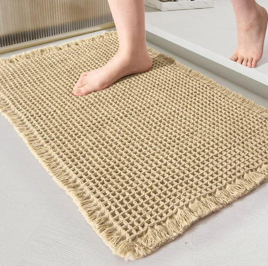Absorbent waffle-texture bathroom rug by WinniHouse, antideslizante bath mat with soft, textured surface for safety and comfort.