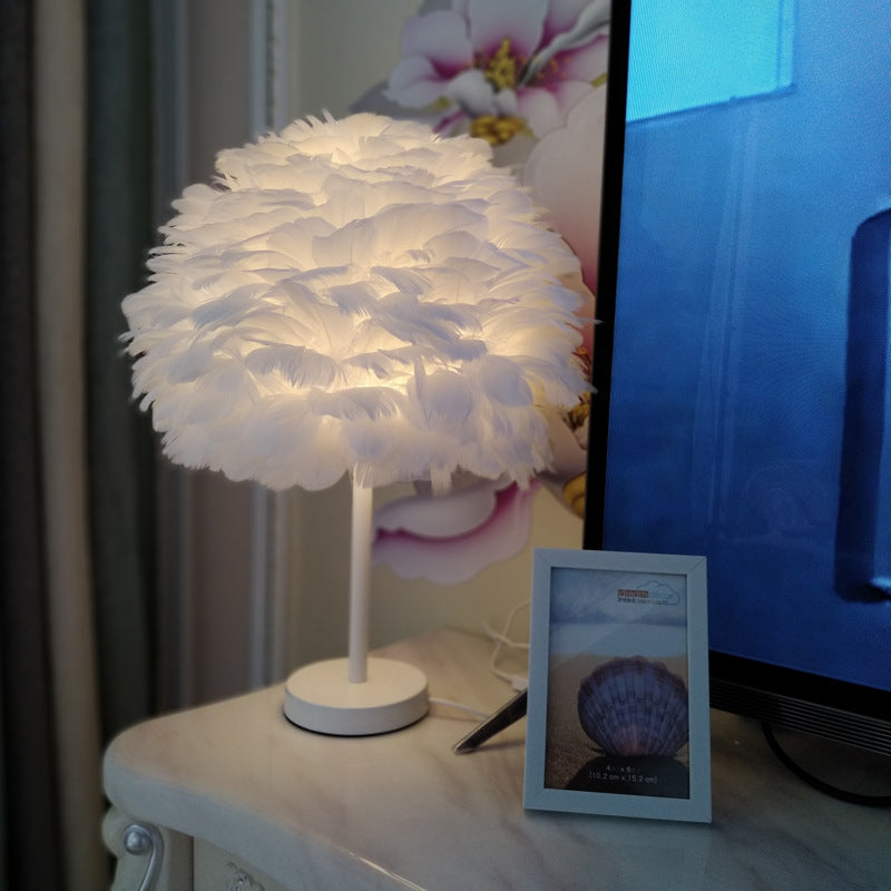 WinniHouse feather table lamp with artistic design, perfect for bedroom decor and ambient lighting.