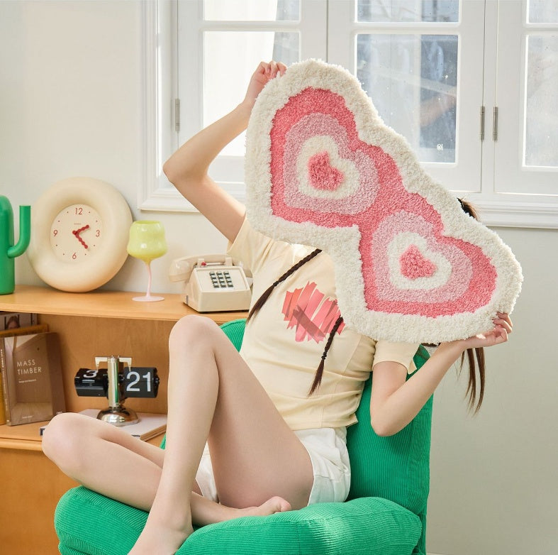 Soft pink heart-shaped shaggy rug from WinniHouse, ideal for bedroom decor with plush, long pile for comfort and style.