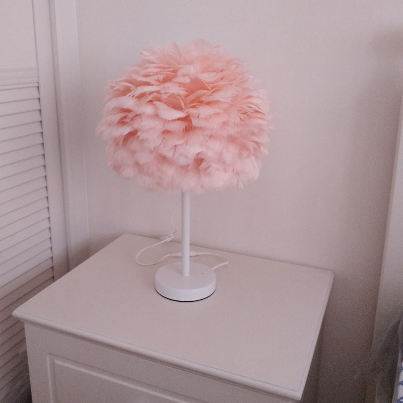 WinniHouse feather table lamp with artistic design, ideal for bedroom decor, featuring a soft, elegant lighting fixture.