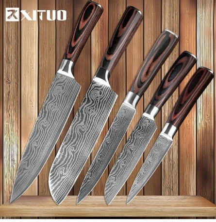 Set de cuchillos profesionales estilo Damasco con mangos de madera premium, ideal para cocina de alta calidad.